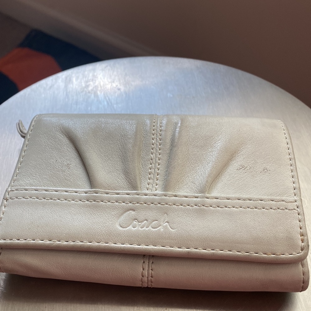 PRE-OWNED COACH WHITE WOMEN’S WALLET - Picture 3 of 10